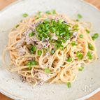 ゆでたパスタに和えるだけ！ツナ缶のゆかりマヨポンパスタ