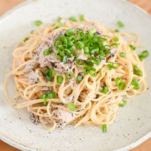 ゆでたパスタに和えるだけ！ツナ缶のゆかりマヨポンパスタ
