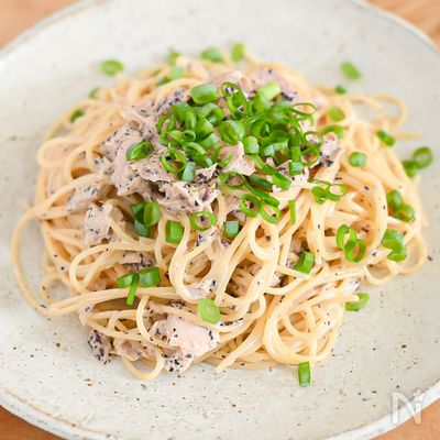 ゆでたパスタに和えるだけ!ツナ缶のゆかりマヨポンパスタ