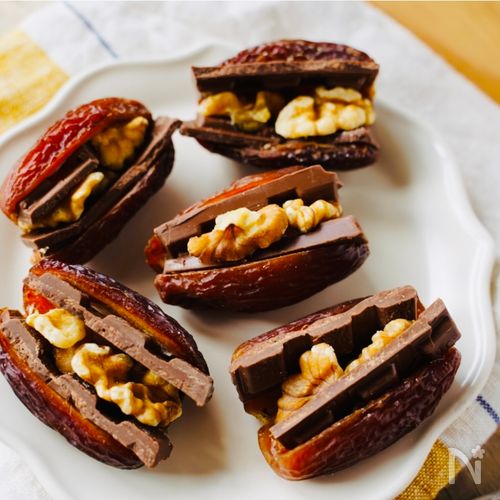 板チョコを挟むだけ!デーツチョコ