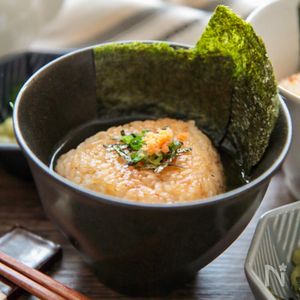 だしが決めて！焼きおにぎりの鮭茶漬け