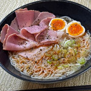 楽ラク手抜キッチン🐶🐾の作ってみた!投稿(【ラーメン風♡ハムたま醤油そうめん】余ったそうめんで簡単！)