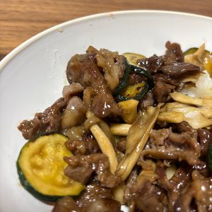 さやかの作ってみた!投稿(【牛こまとズッキーニのオイスター炒め】簡単10分おかず♪)