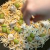 カリッカリのチーズでお酒が進む！『枝豆ゴルゴンゾーラ』の工程2