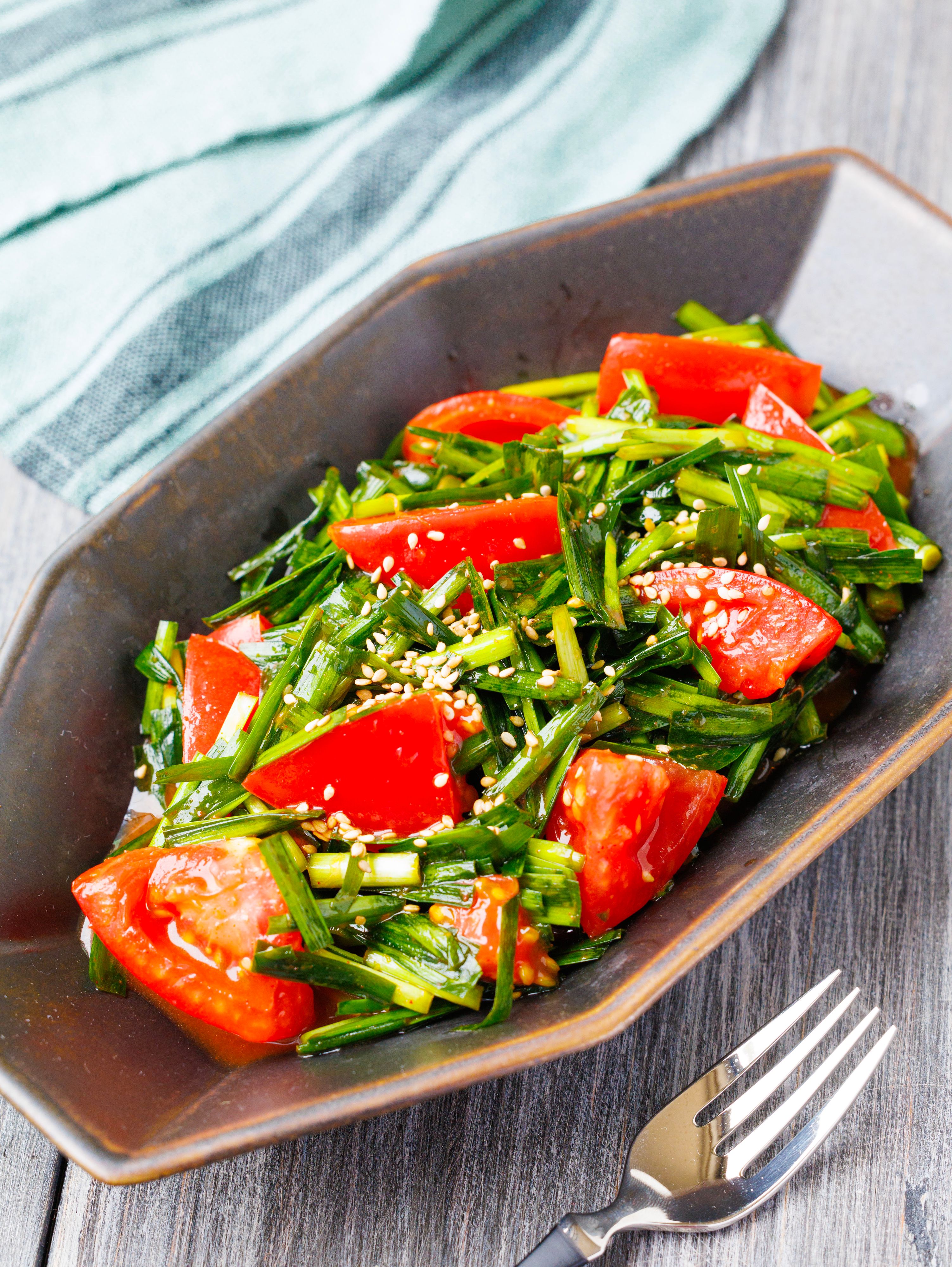 5分！切って混ぜるだけ！【ニラだれトマトサラダ】 | レシピサイトNadia