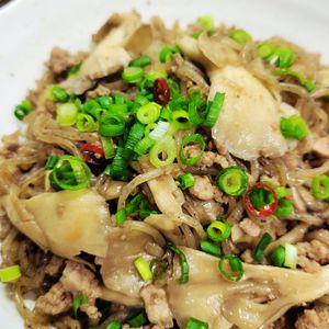 ヴェルの作ってみた!投稿(こんにゃくと舞茸《こってり♡腸活そぼろ炒め》)