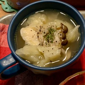 ぐ〜たら子の作ってみた!投稿(餃子とたっぷりキャベツのうま塩スープ)