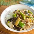 ＼レンジで簡単／豚バラ肉となすとピーマンのスタミナ丼