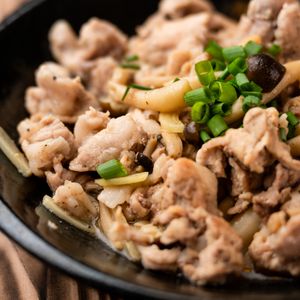 ミッチーの作ってみた!投稿(ガツンとコク旨◎【豚肉ときのこのガリバタ醤油炒め】)