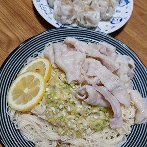 しぃちゃんの作ってみた!投稿(ごま油香るぶっかけ！【ネギ塩レモンの豚しゃぶそうめん】)