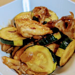 まゆのの作ってみた!投稿(さっと煮込むだけ！チキンとズッキーニのデミグラス煮込み)