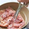 【絶品！夏のチキンソテー】ワンパンで楽チン！これで副菜いらずの工程1