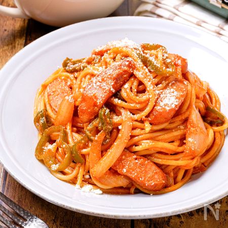 ゆでたパスタをソースとよく絡める