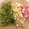 コスパ最強♩豆苗とじゃがいものコンソメスープの工程1