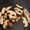 【普通の味噌汁に飽きたらコレ！】鶏と豆乳の味噌汁の工程1