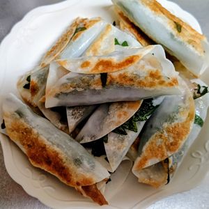 カズさんの作ってみた!投稿(余った餃子の皮で簡単！豚こまで作る「棒餃子風」)