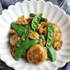スナップエンドウと新じゃがのカレーチーズ炒め