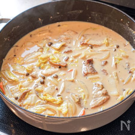 豚肉、水、牛乳、調味料を加えて煮る