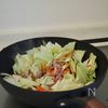 野菜モリモリ食べられる♩【豚こまキャベツのうま塩炒め】の工程2