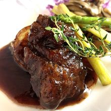 フライパンで作る！ 牛ほほ肉のバルサミコ酢煮込み