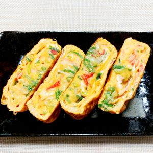 よっこの作ってみた!投稿(彩り可愛い♡簡単節約副菜♪『かにかまとねぎの出汁巻き』)