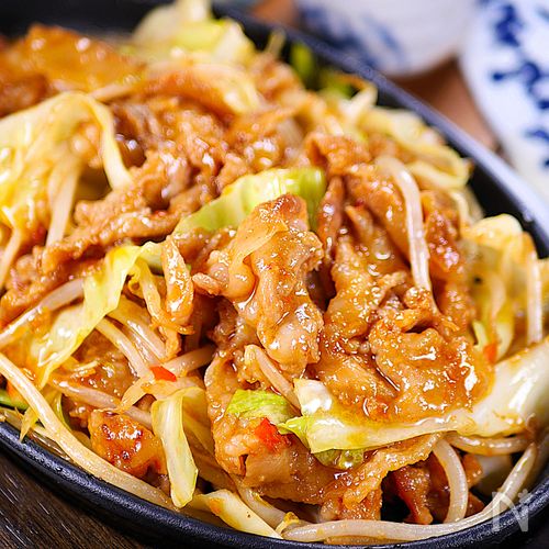 行列の定食屋さんの🍚豚バラもやしのにんにく辛味噌炒め🤩