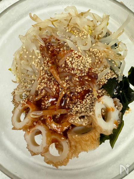 ボウルに具材と調味料を入れて和える