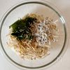 材料3つで副菜!《もやしとわかめとしらすのナムル》の工程4
