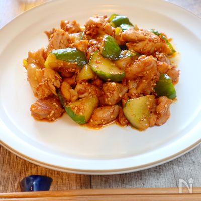 夏のおつまみにぴったり！きゅうりと鶏もも肉のピリ辛炒め