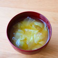 だしパックで簡単♪キャベツの味噌汁