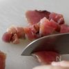 鰹の韮ユッケの工程1