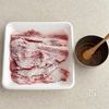 ごはんがすすむ♩豚肉のにんにく醤油ソテーの工程1