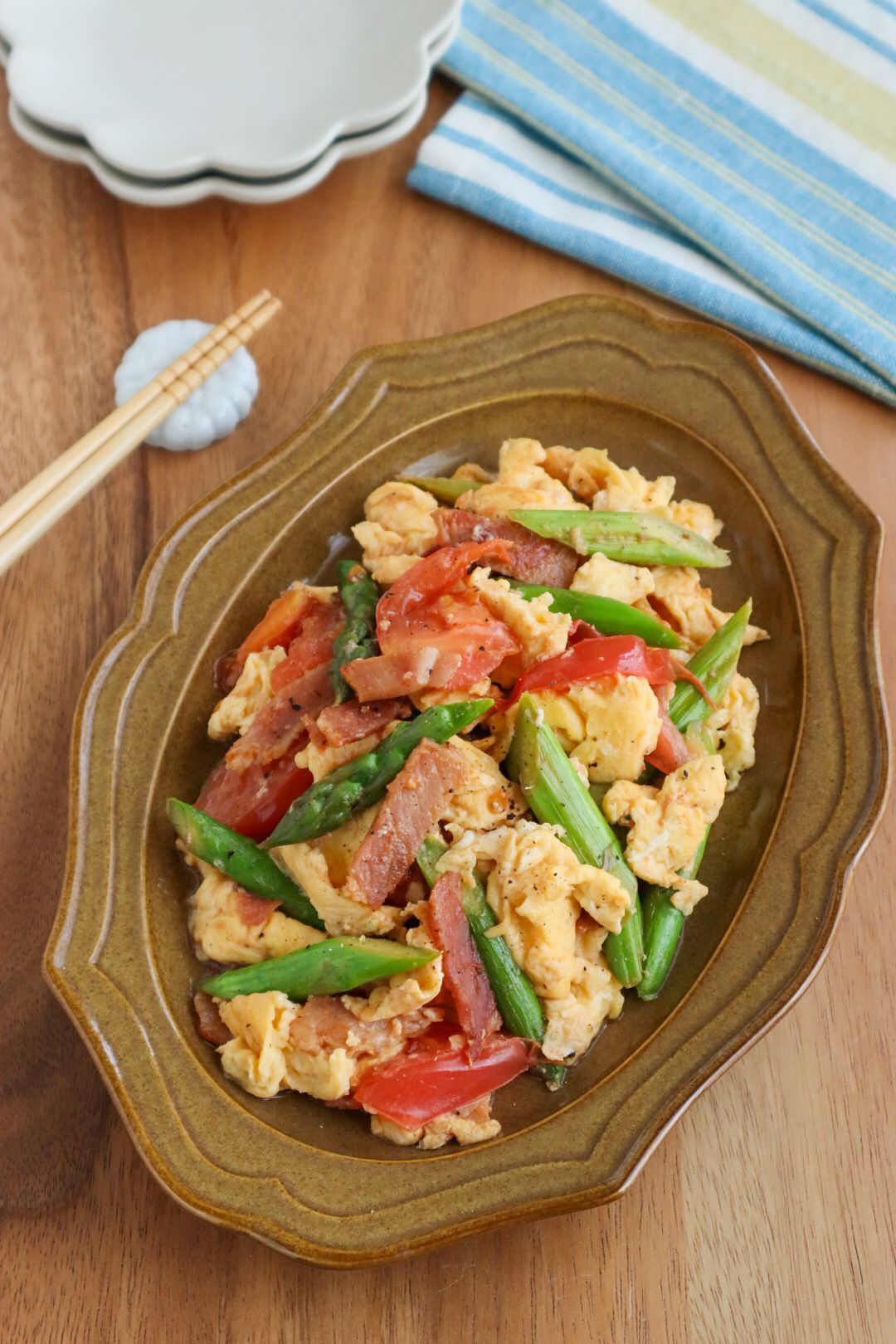 彩り満点◎アスパラとトマトのふわふわ卵炒め | レシピサイトNadia