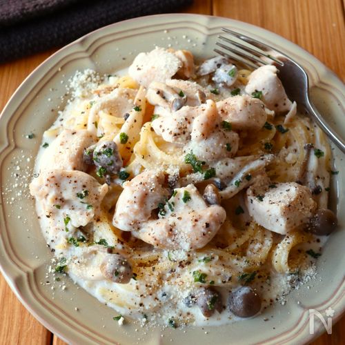 ワンパン15分！【鶏肉ときのこのクリームパスタ】牛乳でＯＫ♩