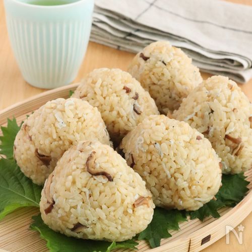 干ししいたけとしらすのうま味たっぷり生姜おにぎり
