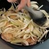 美味すぎて家中の米が無くなる【鶏モモの洋風味噌煮込み】の工程2