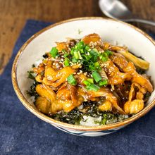 【濃厚鶏皮丼】やみつきガッツリ！