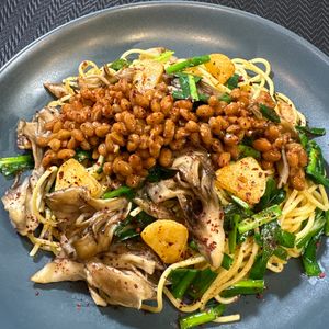 楽ラク手抜キッチン🐶🐾の作ってみた!投稿(まいたけとニラの納豆パスタ)