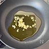 ワンパンパスタ【キャベツとベーコンのだし醤油ペペロンチーノ】の工程1