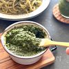 松の実もチーズも使わない、和テイストのバジルソース