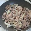 ごはんがすすむ♪ひと味違う【うめ〜！豚こまの甘辛生姜焼き】の工程3