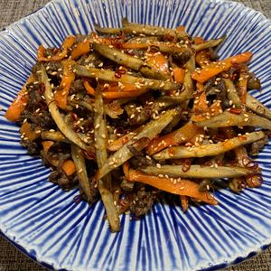 楽ラク手抜キッチン🐶🐾の作ってみた!投稿(ご飯が進むガッツリ和食🥰ごぼうとにんじんの肉味噌炒め🍚)