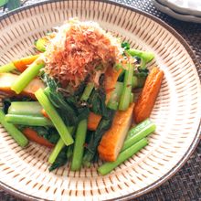 おかかたっぷり♡シャキシャキ小松菜とさつま揚げの麺つゆ炒め