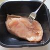 【レンチン蒸し鶏の生姜ごまダレ】レンジで簡単&しっとり♡の下準備