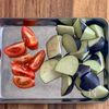 豆板醤でパパッと和えるだけ！なすとトマトのピリ辛中華和えの下準備
