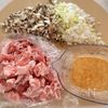 舞茸でかさまし♩さっぱりネギ豚舞茸丼の工程1