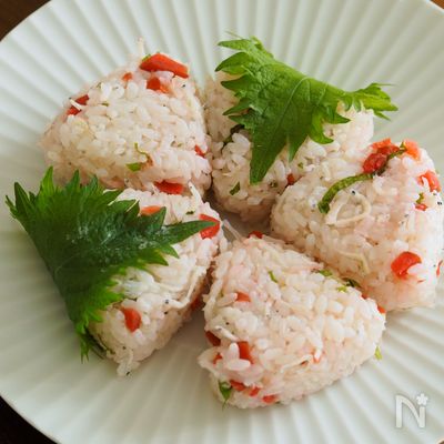 しみじみおいしい。カリカリ梅とじゃこのおにぎり