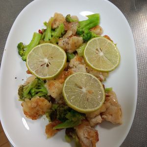 鶏皮坊主の作ってみた!投稿(鶏むね肉とブロッコリーのピリ辛レモンソテー)