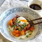 すぐ食べられる！カクテキ温玉ぶっかけうどん＊レンジだけ