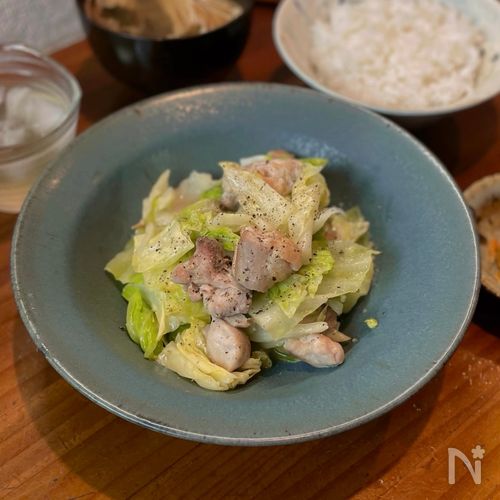 食べる手が止まらない【鶏モモとキャベツのやみつき塩ダレ炒め】